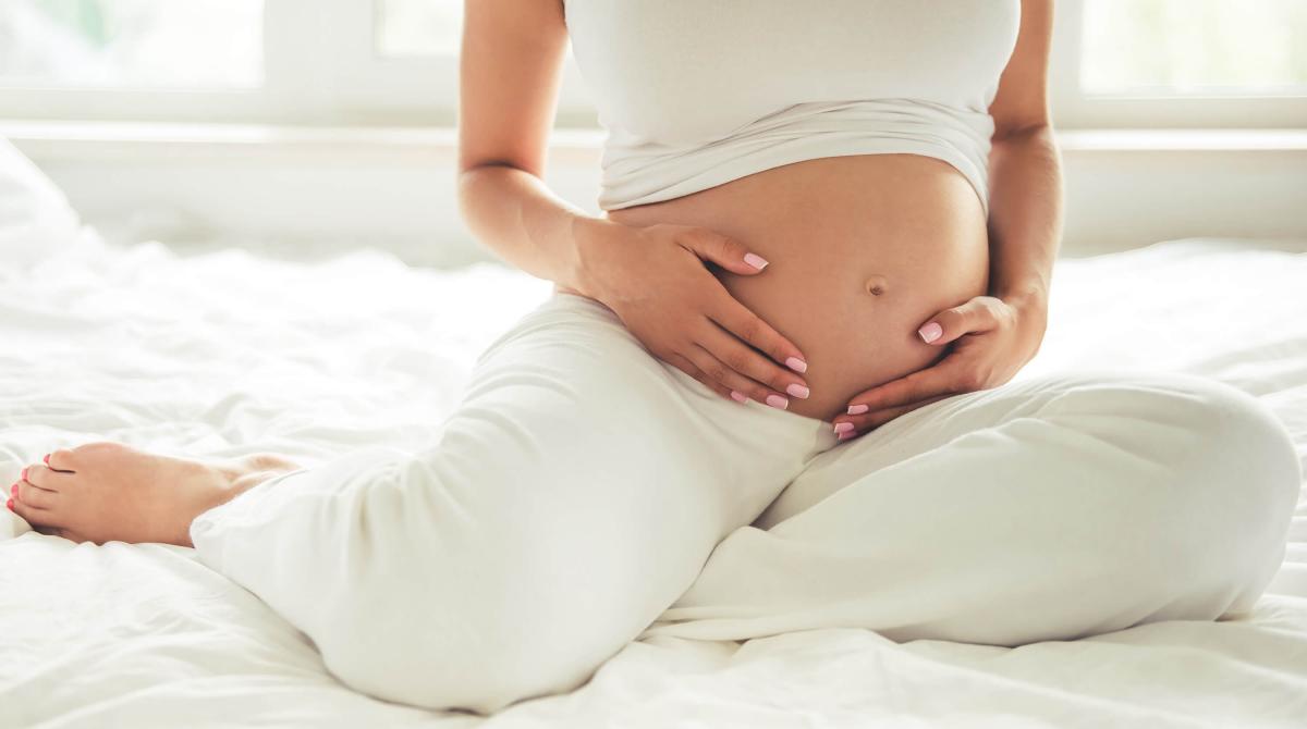 Gestante acariciando a barriga
